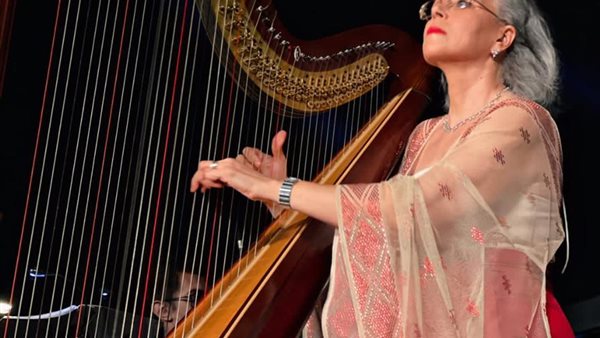 عازفة الهارب منال