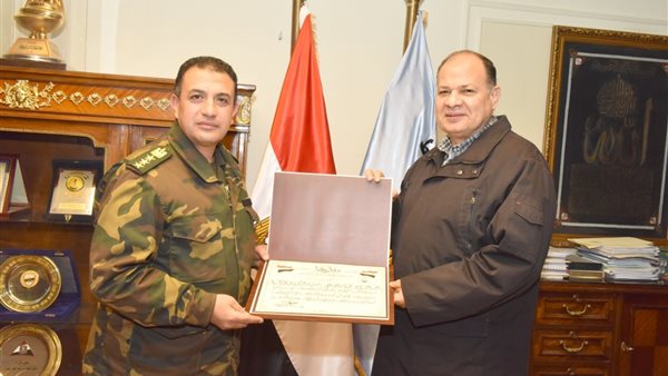 محافظ أسيوط يكرم