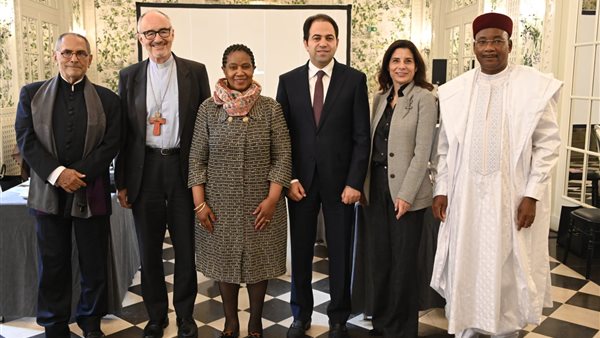 صورة للجنة التحكيم