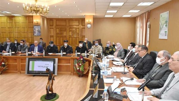 محافظ الشرقية خلال