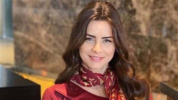 الفنانة نور