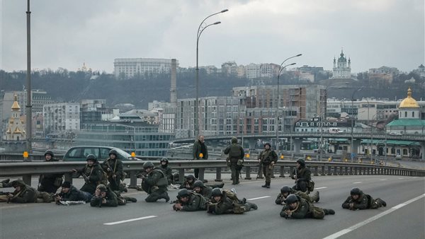 بدء تسليح الشعب الاوكراني