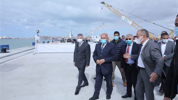 وزير النقل خلال الجولة