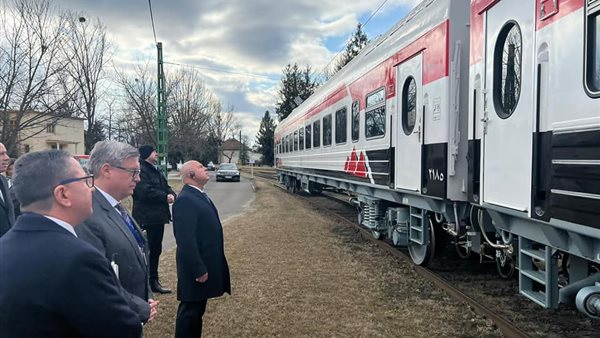 وزير النقل خلال الجولة