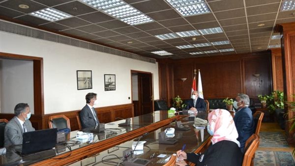 وزير الري خلال الاجتماع