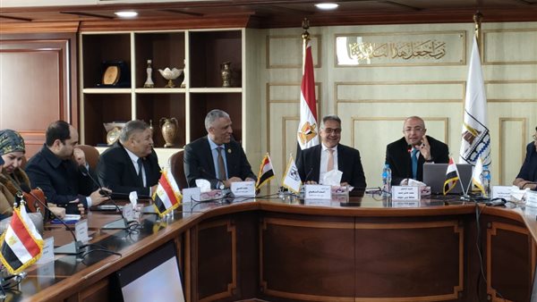 اجتماع المحافظ مع