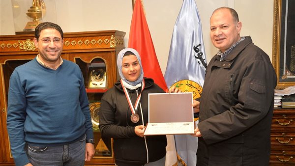 محافظ أسيوط يكرم