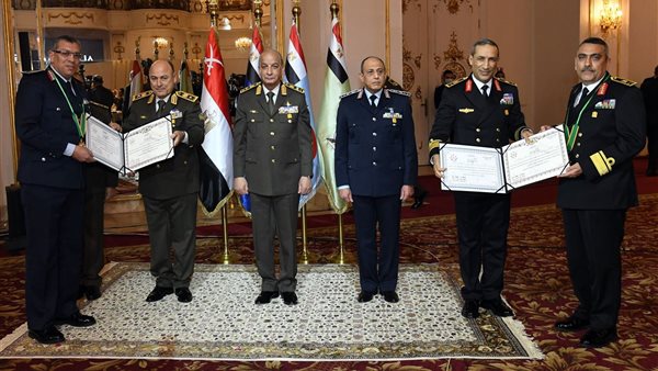 وزير الدفاع يكرم