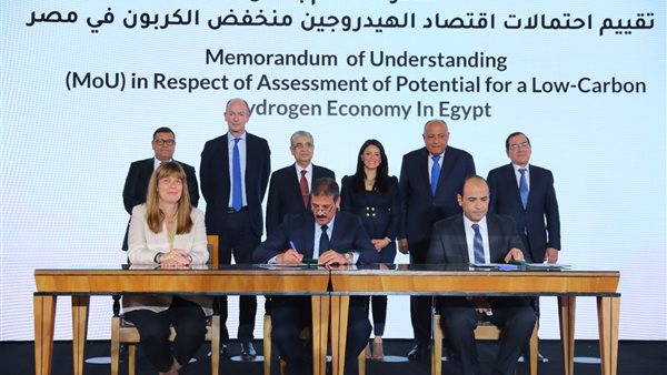 جانب من مراسم التوقيع