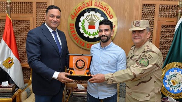 محافظ الدقهلية يكرم