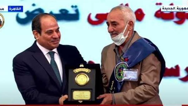 الرئيس السيسي يُكرم