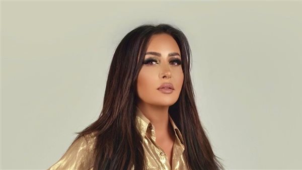 الفنانة لطيفة