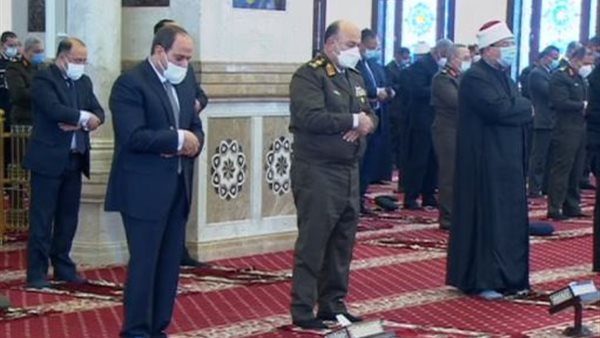 السيسي يؤدي صلاة
