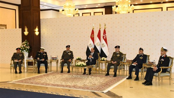 الرئيس خلال الاجتماع