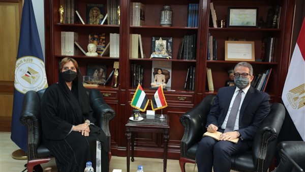 وزير السياحة وسفيرة