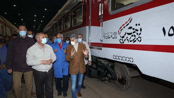 وزير النقل خلال الجولة