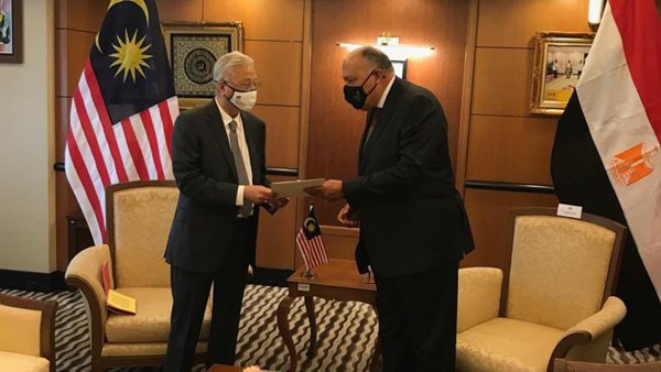 شكري يسلم رئيس وزراء