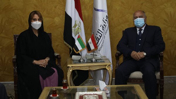 وزير النقل مع سفيرة