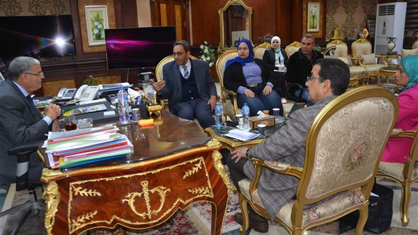 محافظ المنيا خلال