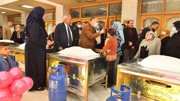 محافظ أسيوط يسلم