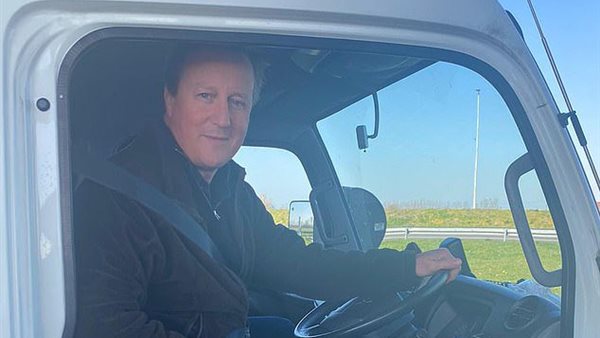 ديفيد كاميرون يقود