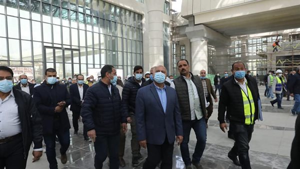 وزير النقل خلال الجولة