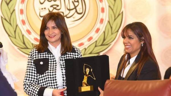 السفيرة نبيلة مكرم