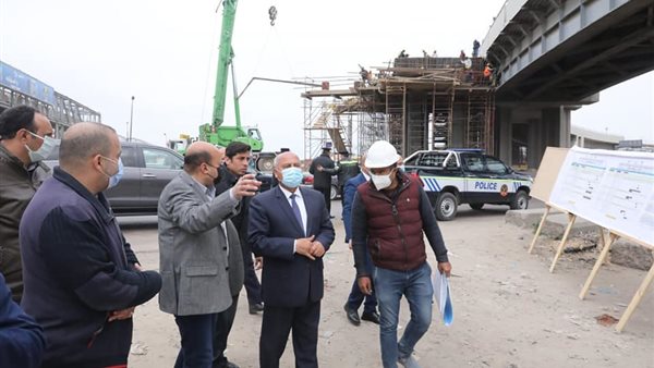 وزير النقل خلال الجولة