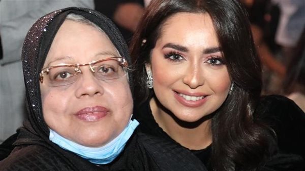 هبة مجدي ووالدتها