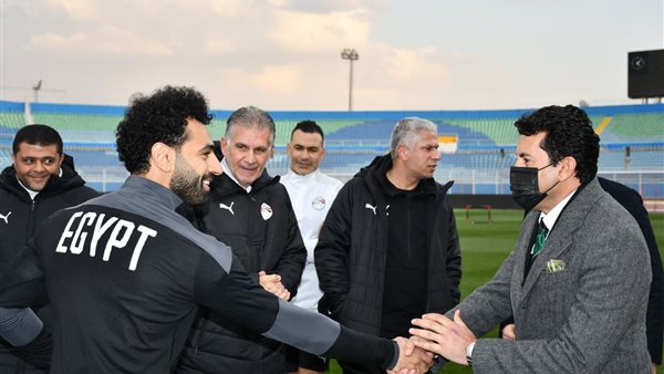 وزير الرياضة يصافح