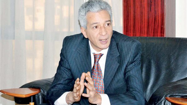 الدكتور علاء عز