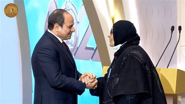 الرئيس السيسي يكرم