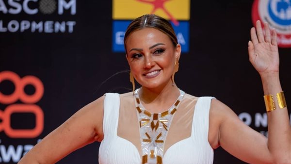 الفنانة بشرى