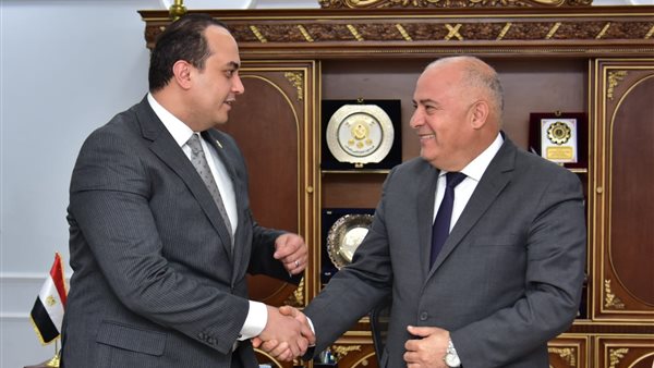 محافظ قنا يستقبل