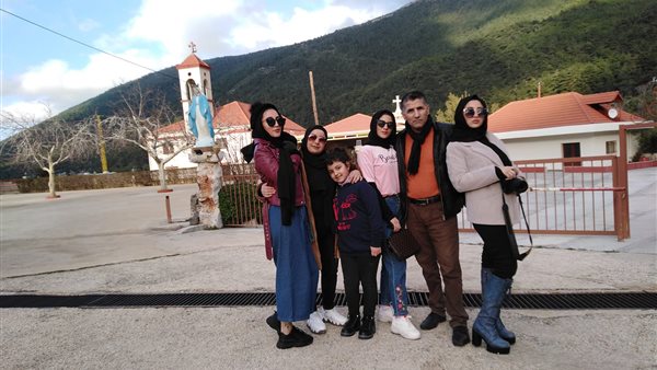 الام وبناتها وزوجها