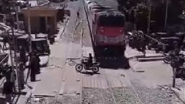 صورة وقت عبور المواطن