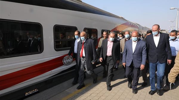 وزير النقل خلال الجولة