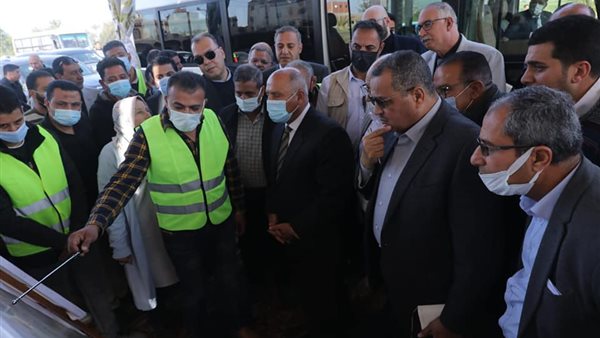وزير النقل خلال الجولة