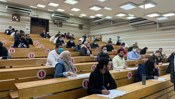 الطلاب العائدين من