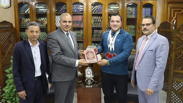 تكريم الأول على العالم