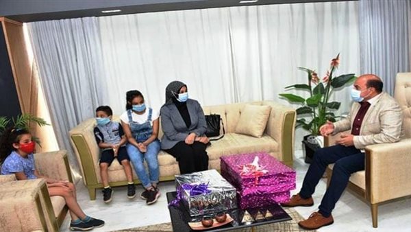 محافظ أسوان يقدم