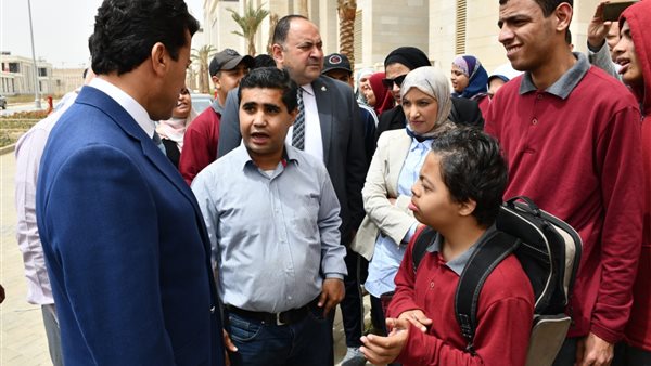 وزير الرياضة مع زوي