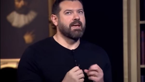 الفنان عمرو يوسف