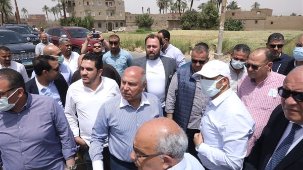 وزير النقل خلال الجولة