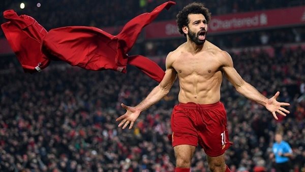 محمد صلاح يخلع القميص