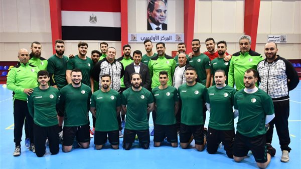 وزير الرياضة مع المنتخبات