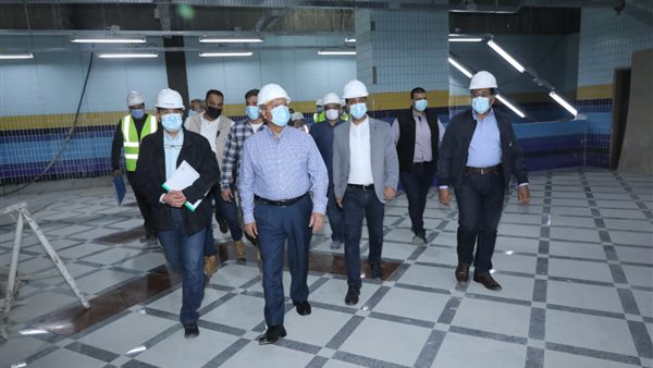 وزير النقل خلال الجولة