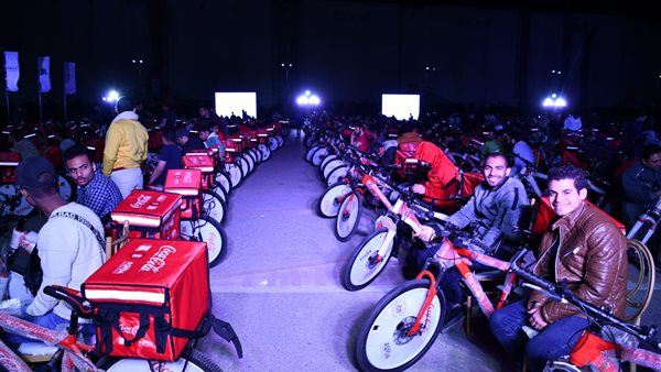 وزير الرياضة يسلم