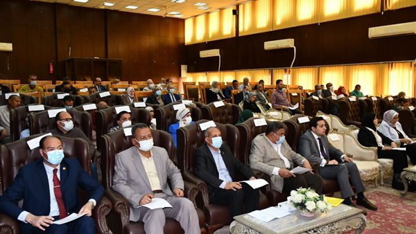 جانب من اجتماع محافظ