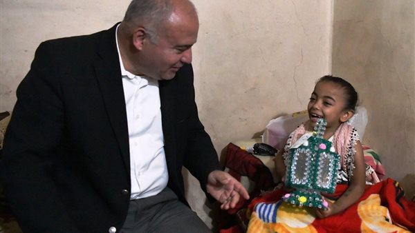 زيارة محافظ قنا للطفلة